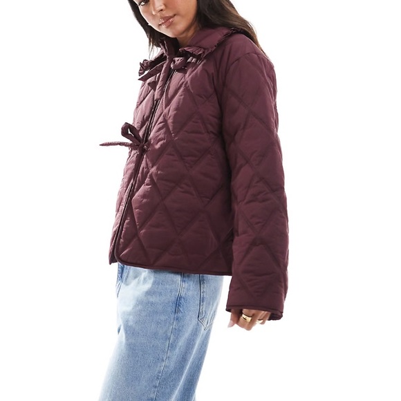 ASOS DESIGN quilted frill collar jacket with tie front in burgundy - Picture 4 of 5